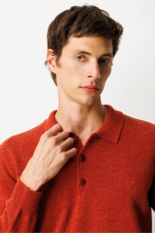 سترة صوفية أساسية للرجال بياقة بولو بلون الطين - 2