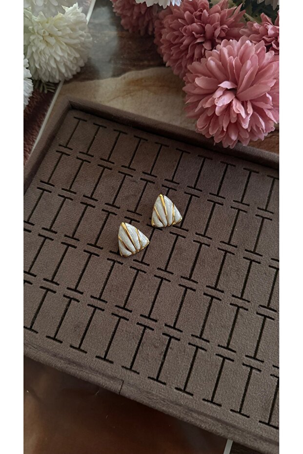 أقراط ذهبية عتيقة على شكل مثلث من Pinterest