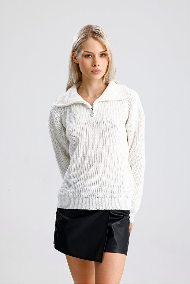 Women's Zippered Turtleneck Sweater - 7