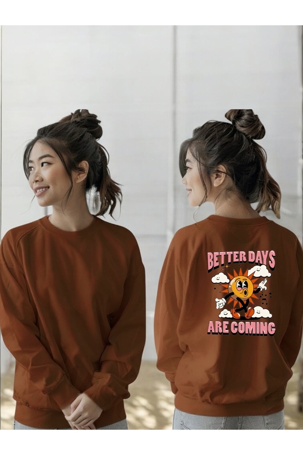 سويت شيرت للجنسين بأكمام طويلة مطبوع عليه Better Days Coming وياقة على شكل دراجة