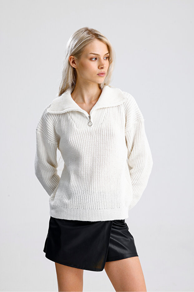 Women's Zippered Turtleneck Sweater - 3
