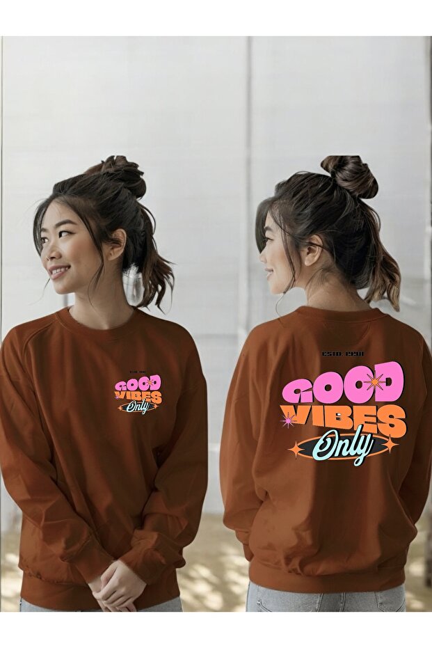 سويت شيرت برقبة دائرية وأكمام طويلة للجنسين مطبوع عليه Good Vibes