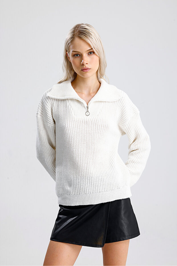 Women's Zippered Turtleneck Sweater - 2