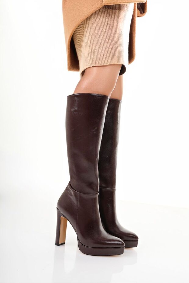Reaching down to the Instep, a Boot with a Cm11 Heel. the Platform Heel Design Is Made of Shiny and Smooth Material - 3
