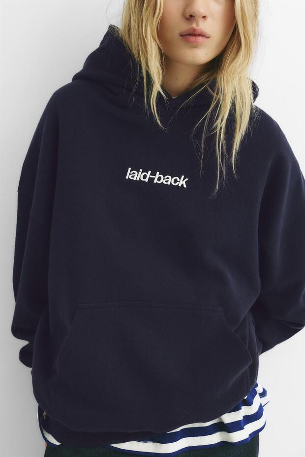 Yazılı mavi kapüşonlu sweatshirt - 5