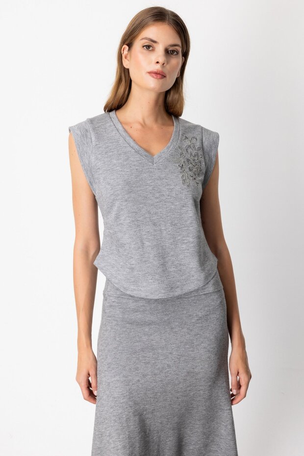 V Yaka İşlemeli Bluz - 1