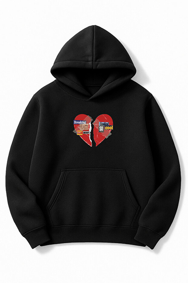 سويت شيرت أسود قصة فضفاضة بيسك للجنسين من Breaking Hearts مطبوع بغطاء رأس