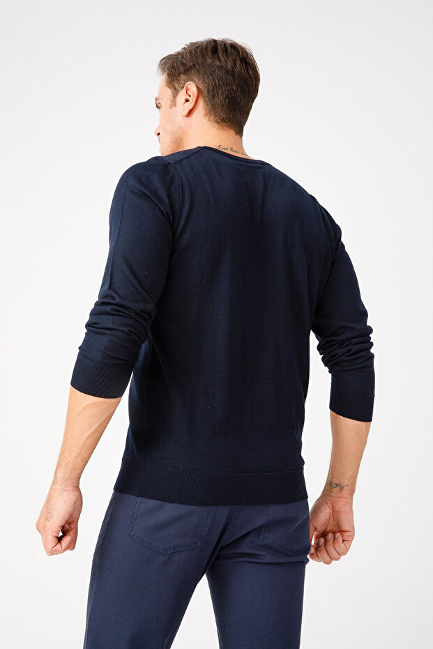 سترة تريكو رفيعة للرجال بياقة على شكل حرف V - 3