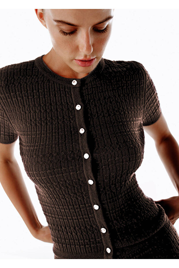 بلوزة تريكو باللون البني الداكن مع أزرار للإغلاق - 1