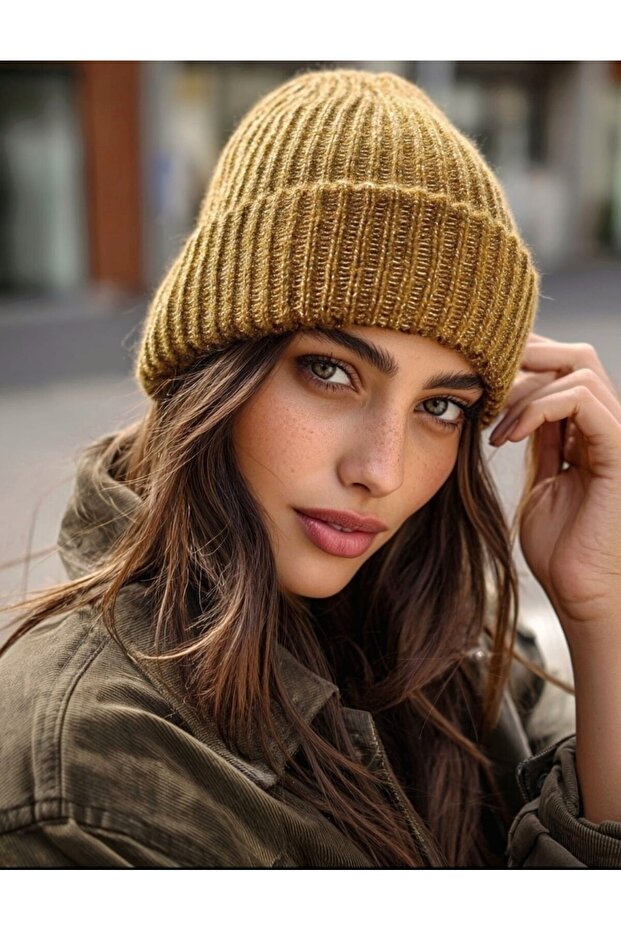 قبعة نسائية من الصوف الناعم