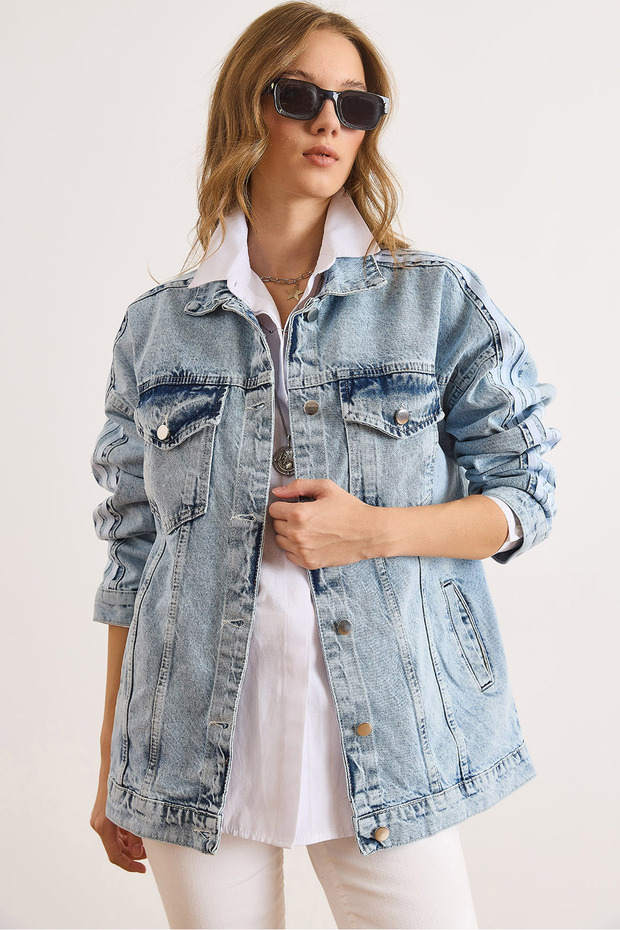 Women's Light Blue Striped Sleeve Relaxed Fit Denim Jacket CKT-19000471
