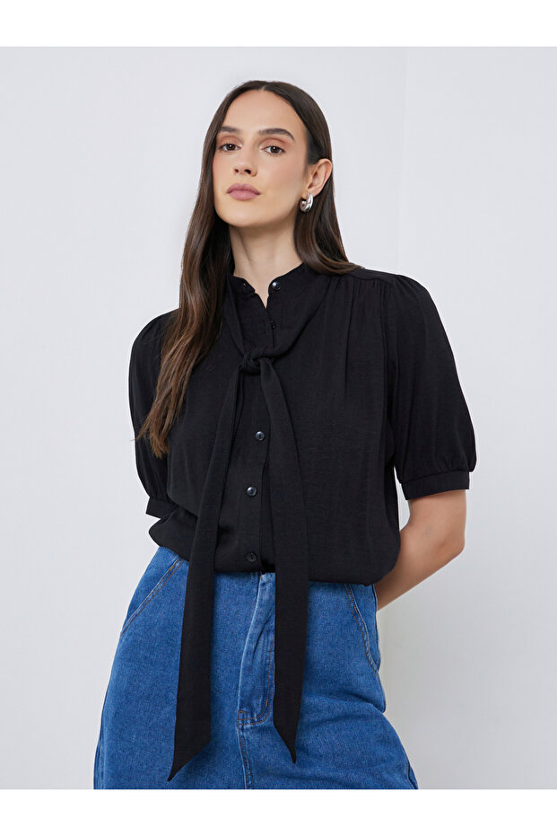 بلوزة سادة برباط على الرقبة وأكمام منتفخة - 1