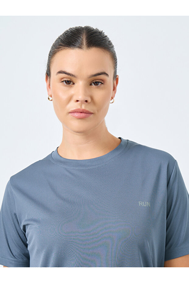 بلوزة أساسية بأكمام قصيرة مع نص عاكس - 3