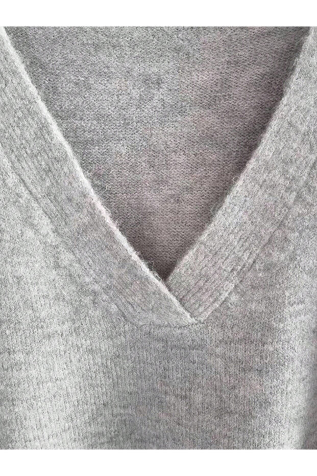 Plus Size Solid V Neck Knit Sweater - 4