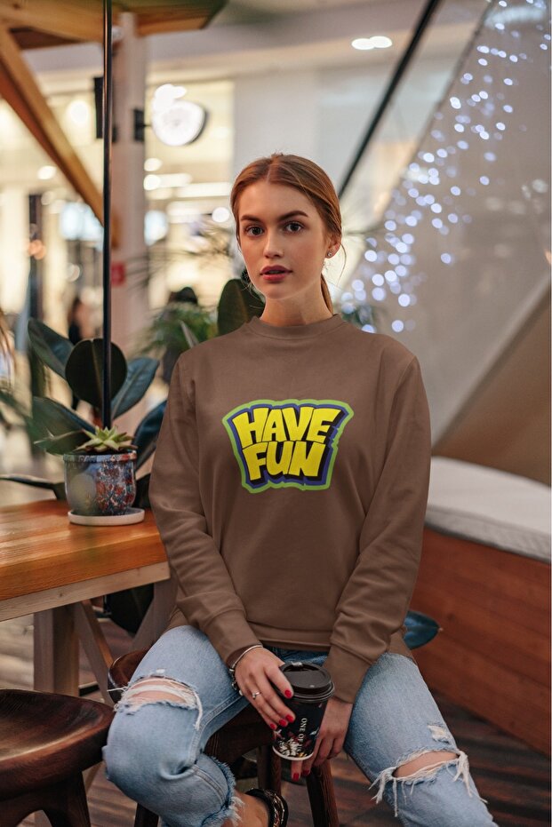 سترة رياضية ملونة مطبوعة بياقة دائرية من SARI HAVE FUN