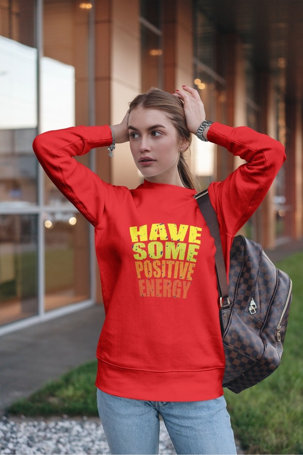 قم بارتداء سترة ذات ياقة دائرية مطبوعة بألوان زاهية من HAVE SOME POSITIVE ENERGY
