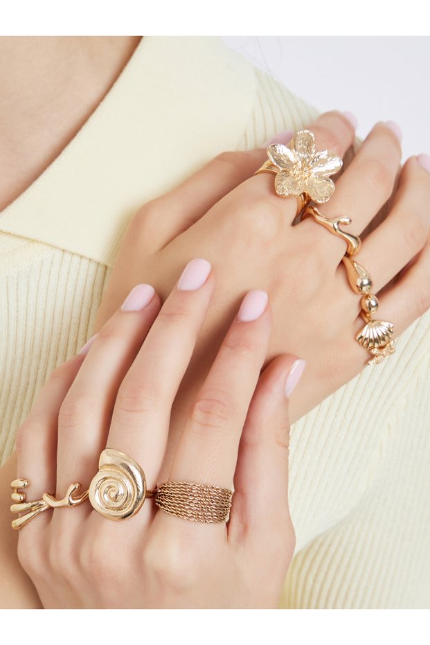 Set of 8 - Gold Flower Accent Rings