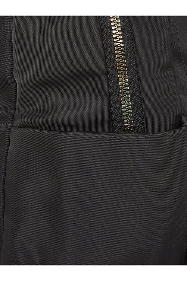 حقيبة ظهر بتفاصيل رقعة معدنية سوداء - 4