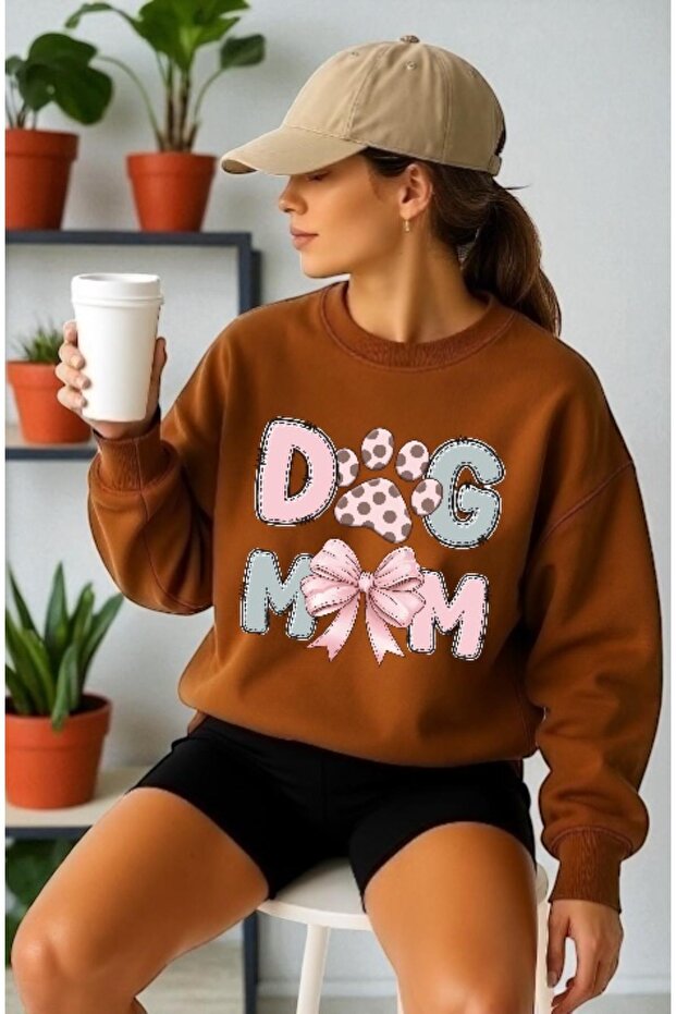 سويت شيرت للجنسين بأكمام طويلة مطبوع عليه Dog Mom وياقة على شكل دراجة