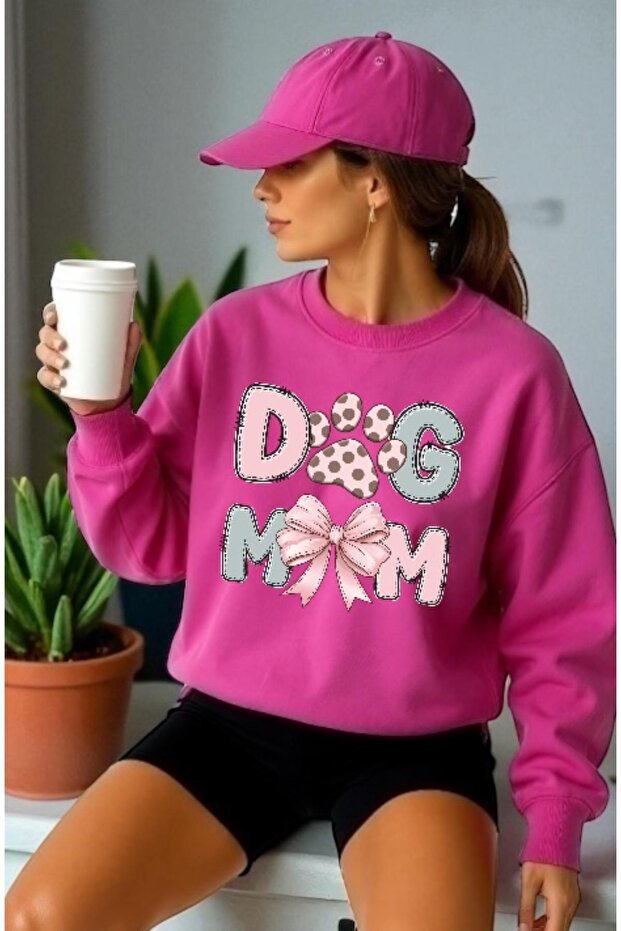 سويت شيرت للجنسين بأكمام طويلة مطبوع عليه Dog Mom وياقة على شكل دراجة