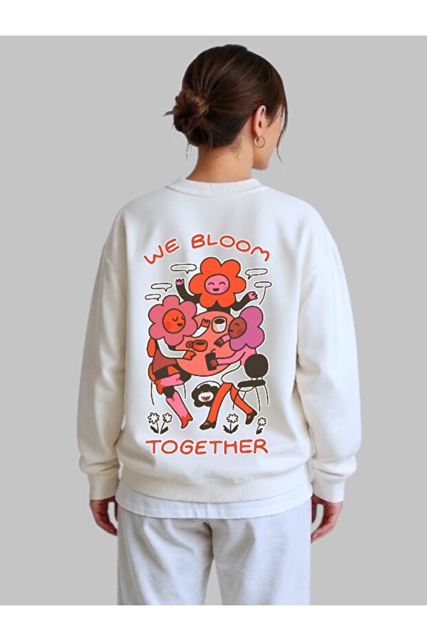 سويت شيرت للجنسين بأكمام طويلة مطبوع عليه We Bloom Together وياقة على شكل دراجة