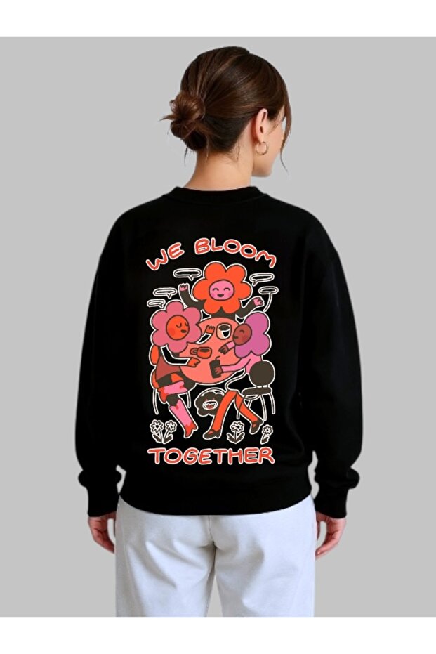 سويت شيرت للجنسين بأكمام طويلة مطبوع عليه We Bloom Together وياقة على شكل دراجة