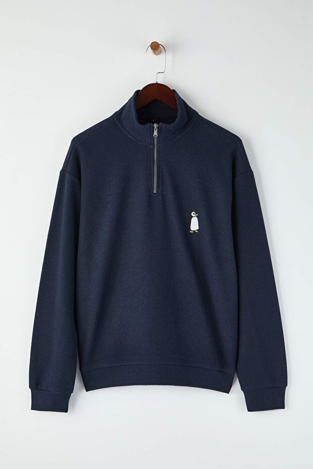 Lacivert Yeni Oversize/Geniş Kesim Penguen Nakışlı Dokulu Dik Yaka Sweatshirt TMNAW26SW00014 - 5