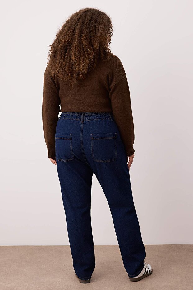 Koyu Mavi Yüksel Bel Beli Lastikli Büyük Beden Mom Fit Jeans TBBAW26CJ00020 - 4