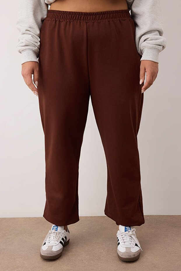 Kahverengi Loose Jogger İnce Paçası Lastikli Esnek Bel Örme Büyük Beden Eşofman Altı TBBAW23AJ00002 - 3