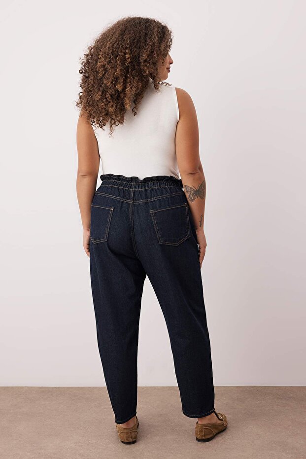 Koyu Mavi Yüksek Bel Beli Lastikli %100 Pamuk Büyük Beden Mom Jeans TBBAW23JE00002 - 4