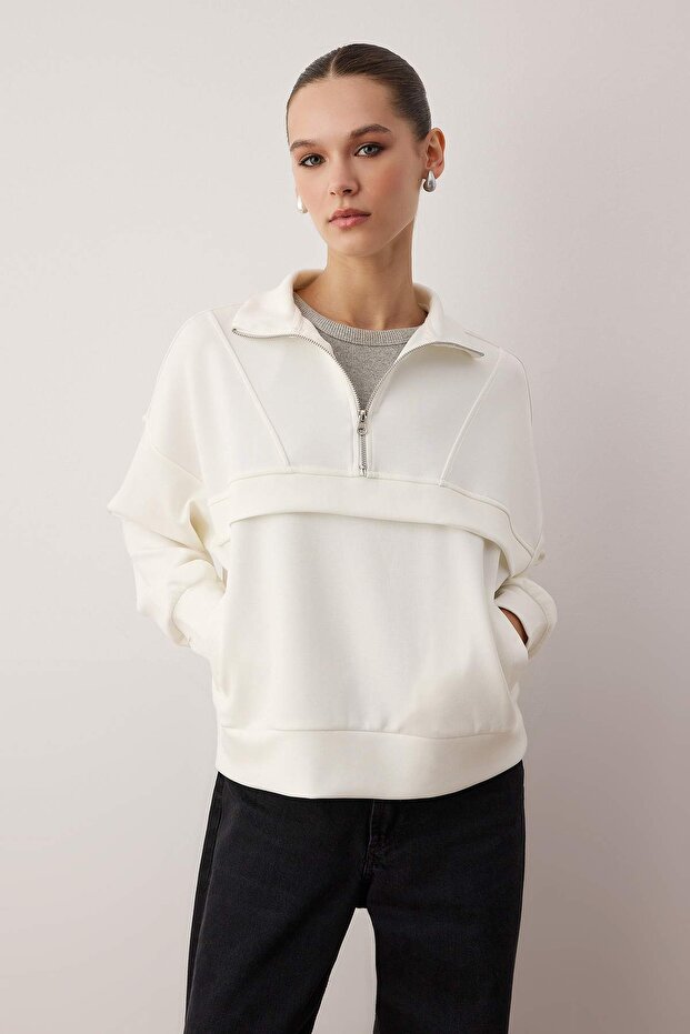 Ekru Oversize/Geniş Kalıp Fermuarlı ve Kesik Detaylı Esnek Örme Sweatshirt TWOAW26SW00167 - 1