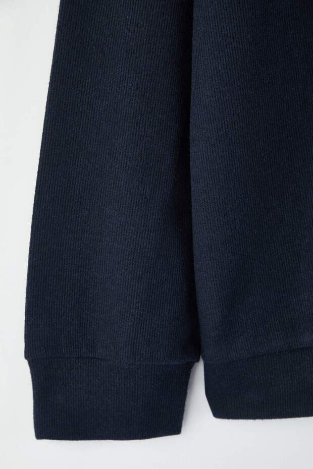 Lacivert Yeni Oversize Büyük Beden Dokulu Dik Yaka Penguen Nakışlı Sweatshirt TMNAW26AO00000 - 4
