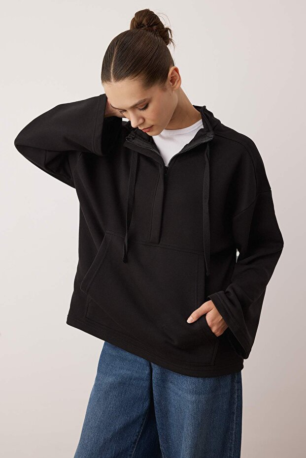 Siyah Dik Yaka Fermuarlı ve Cepli Relaxed/Rahat Kalıp Örme Sweatshirt TWOAW26SW00187 - 1
