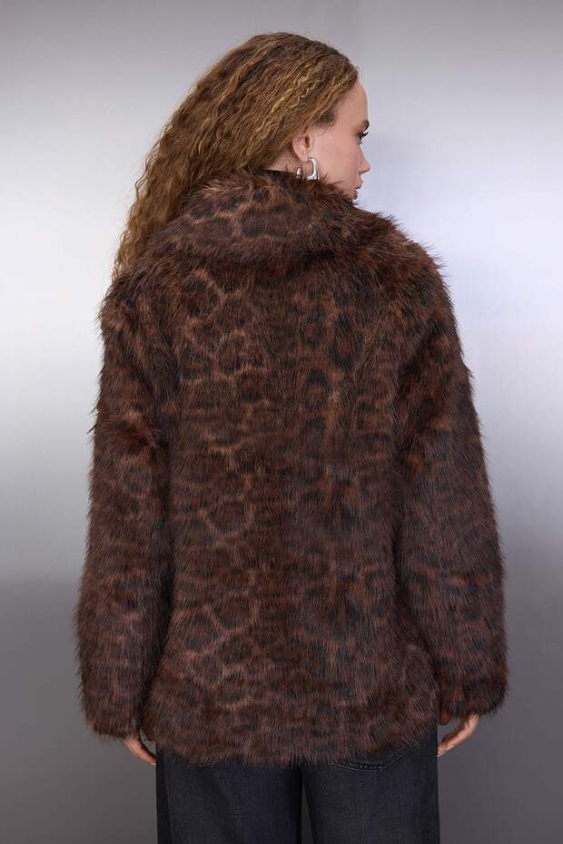 Wielokolorowy, wzorzysty, oversize'owy płaszcz futrzany z panterką TWOAW26MO00060 - 4