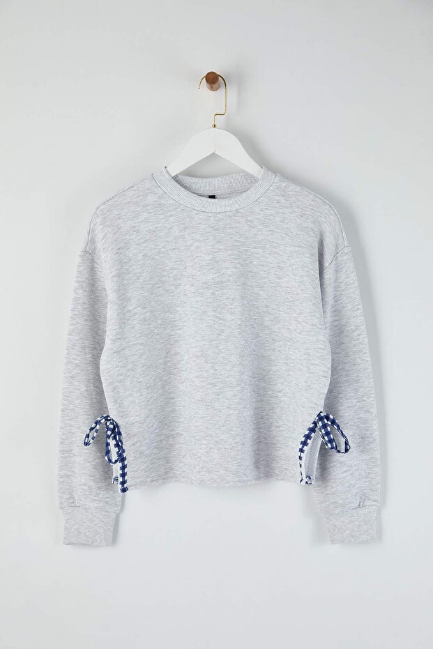 Kar Melanj Kurdele Detaylı Bisiklet Yaka Kalın İçi Polarlı Crop Örme Sweatshirt TWOAW26SW00075 - 1