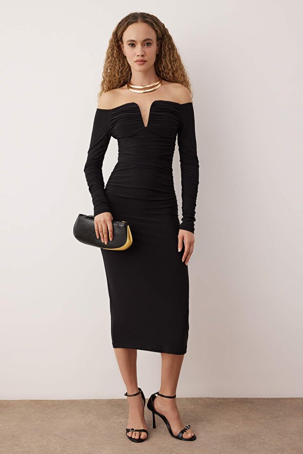 Czarna sukienka z dekoltem w kształcie litery V, dopasowana do sylwetki TPRAW25EL00073 - 1