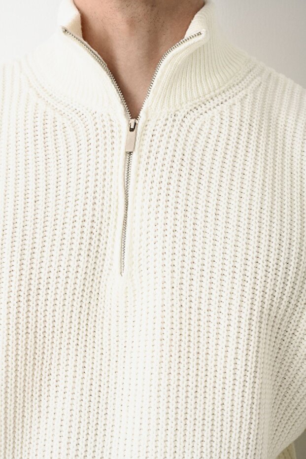 Fermuarlı Beyaz Dik Yaka Basic Oversize Kazak - 2