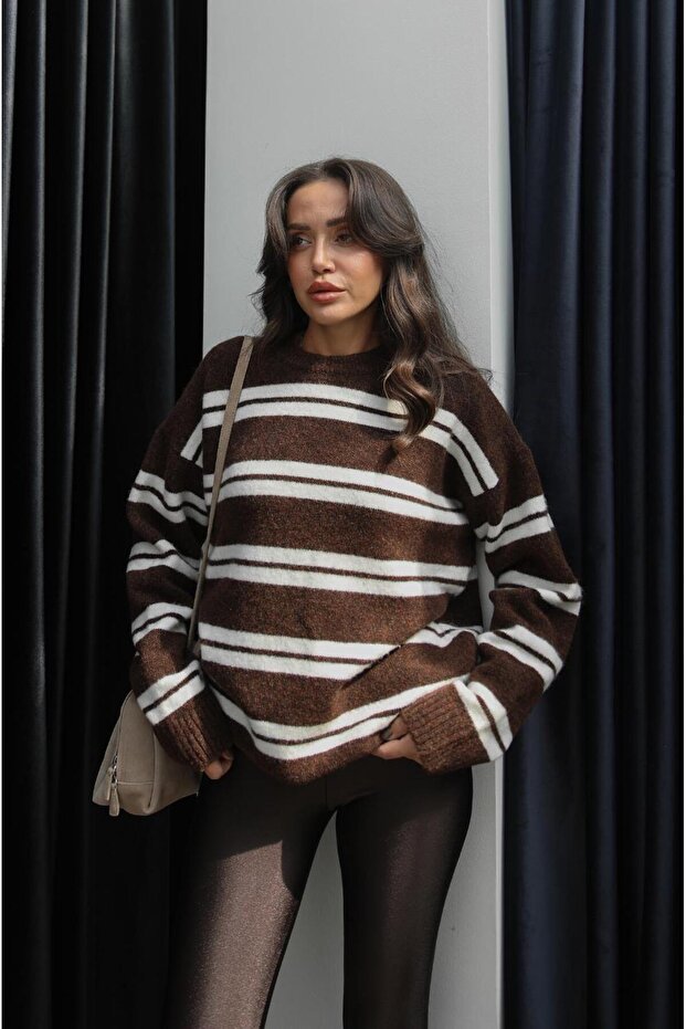 Braun gestreifter Pullover mit weicher Textur - 2