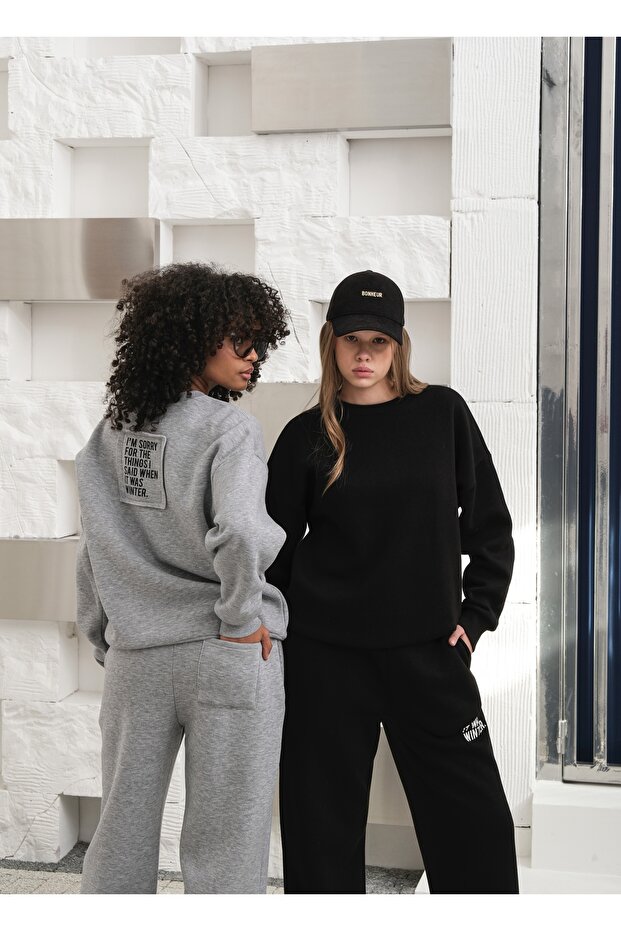 طقم بدلة رياضية من القطن المزخرف بثلاثة خيوط مع تفاصيل على الجزء الأمامي والخلفي - 6