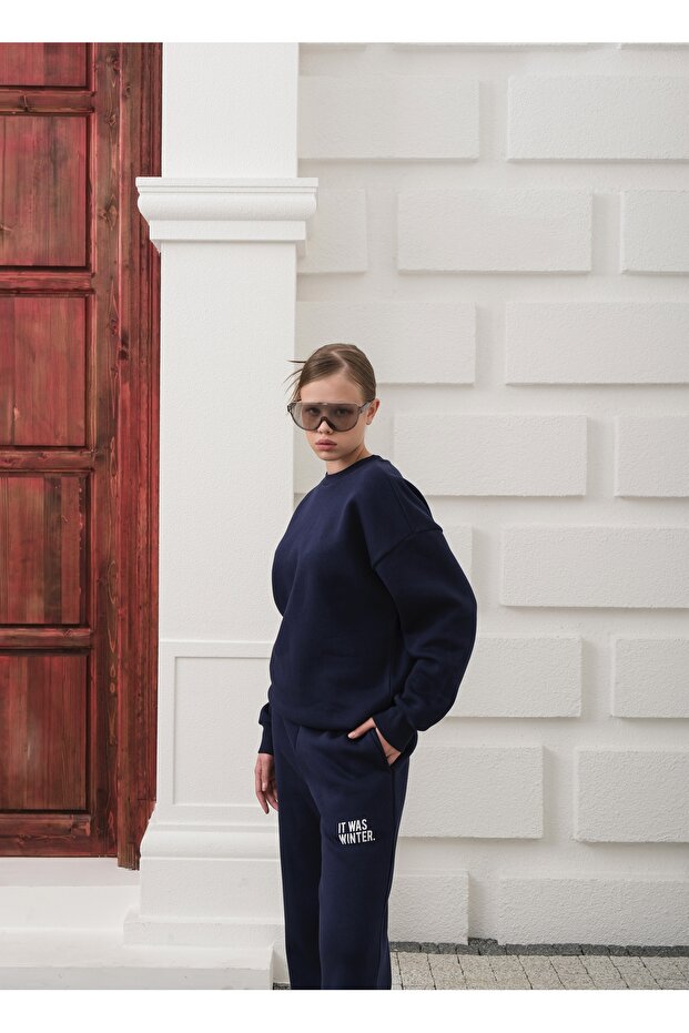 طقم بدلة رياضية من القطن المزخرف بثلاثة خيوط مع تفاصيل على الجزء الأمامي والخلفي - 6