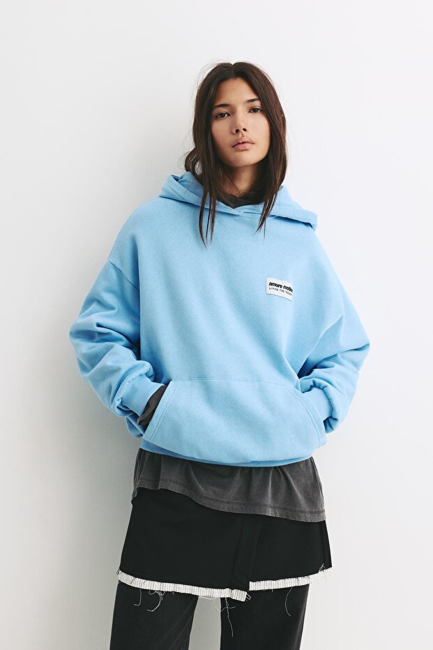 Grafik baskılı mavi kapüşonlu sweatshirt - 1