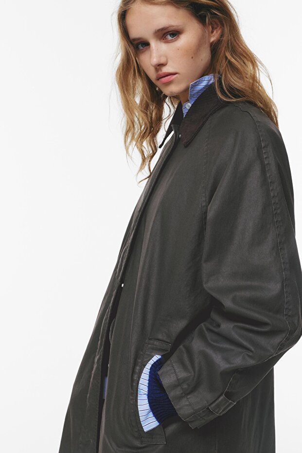 Fitilli yakalı mumlu görünümlü trençkot - 5