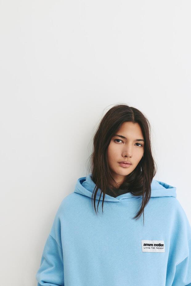 Grafik baskılı mavi kapüşonlu sweatshirt - 4