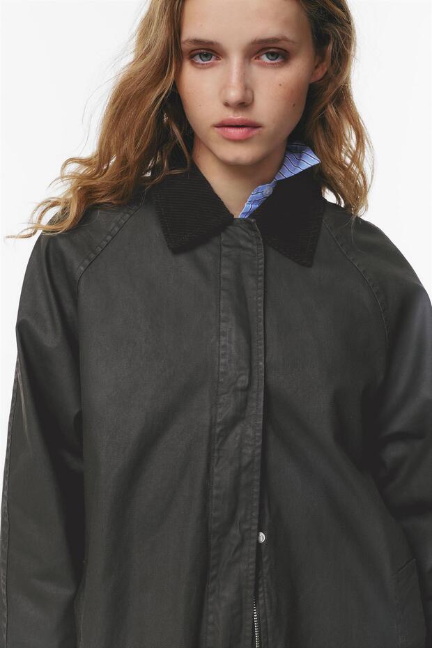 Fitilli yakalı mumlu görünümlü trençkot - 7