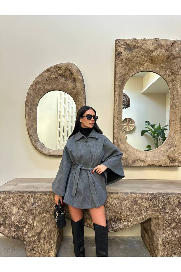 معطف بانشو نسائي مزين بأزرار