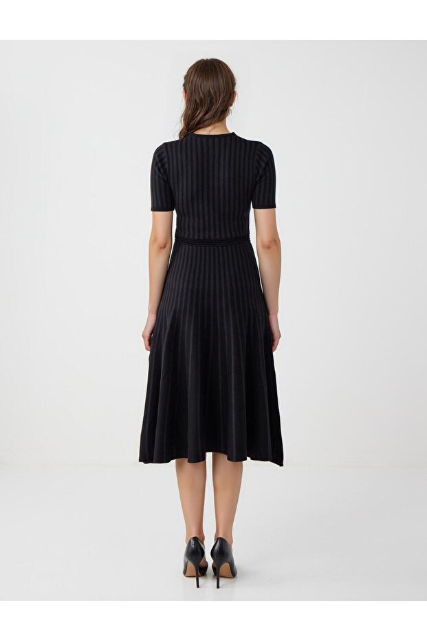 Siyah Dar Kesim Bisiklet Yaka Triko Midi Elbise - 5