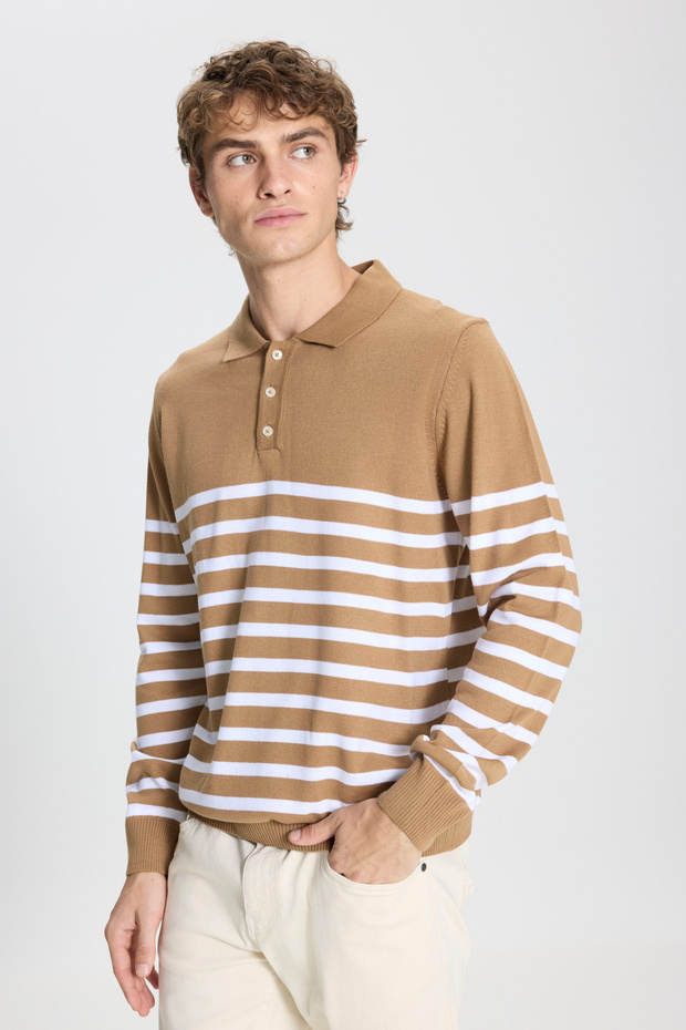 Nerzfarbener Rollkragenpullover - 1