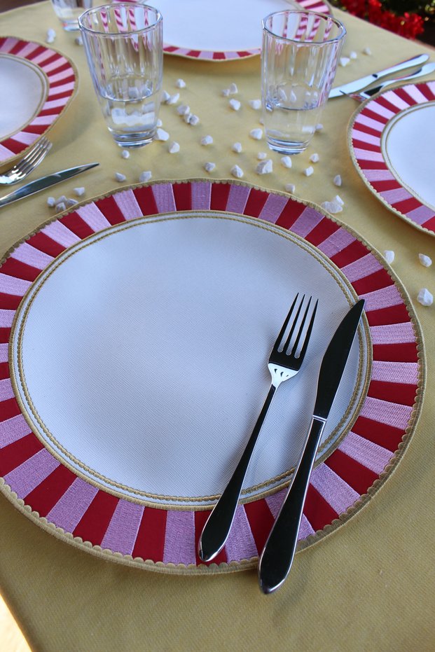 American Service 6-Piece Faux Leather Embroidered Retro Patterned Round Supla Luxury Dining Table Set