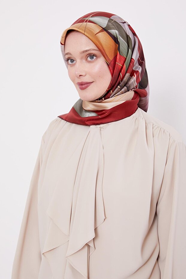 وشاح حريري من التويل بنمط أوراق الشجر الرقيقة باللون العنابي - 2