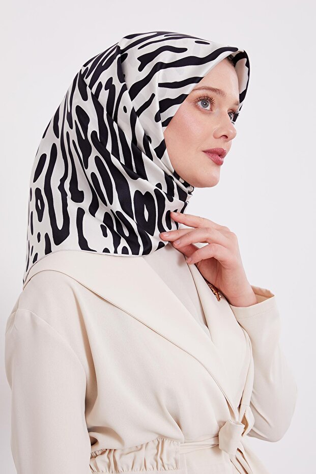 وشاح حريري من نسيج التويل بنمط الفهد الأبيض - 2